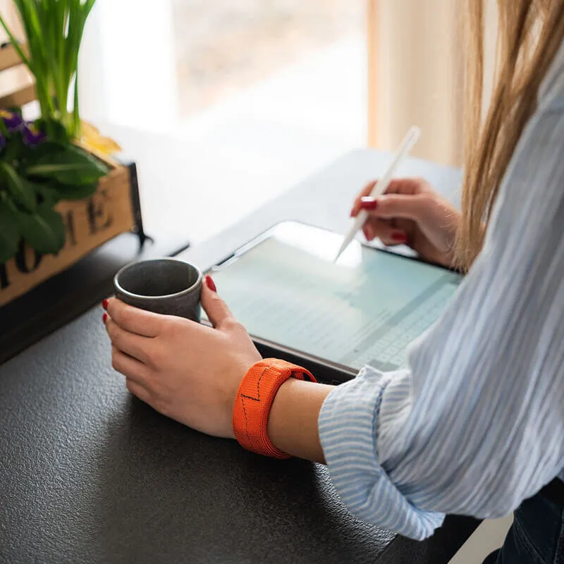 bracelet lesté au poignet porté au bureau - appareil de sport au bureau - efficace contre tremblements essentiels