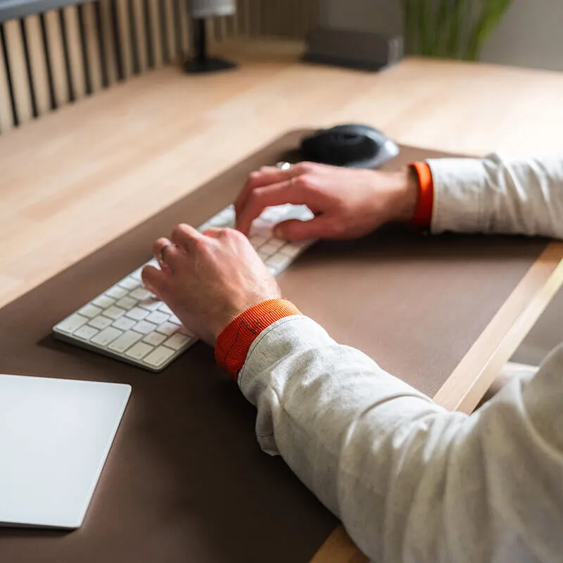 homme travail au bureau et fais du sport avec bracelets lestés discret - gymnastique douce sur chaise - tremblement essentiel