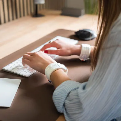 appareil de sport au bureau - poids poignets blancs discret et confortables - idéals pour faire de la gym douce sur chaise