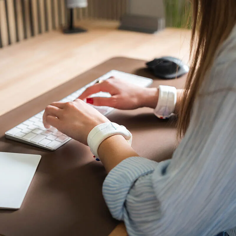 appareil de sport au bureau - poids poignets blancs discret et confortables - idéals pour faire de la gym douce sur chaise