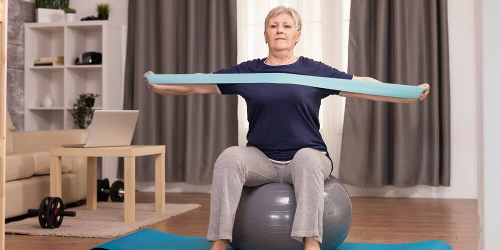 gymnastique-douce-senior-avec equipements-adaptes