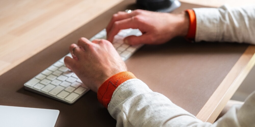 poids-poignets-sport-au-bureau