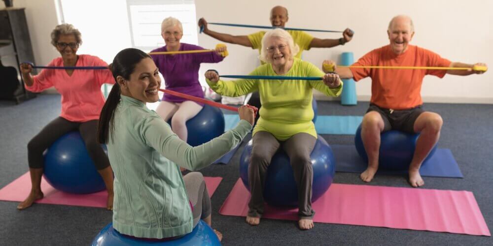 Personnes-agees-qui-font-des-exercices-en-securite