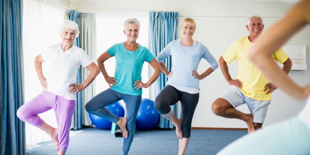 seniors-exercice-equilibre-seance-gym-douce