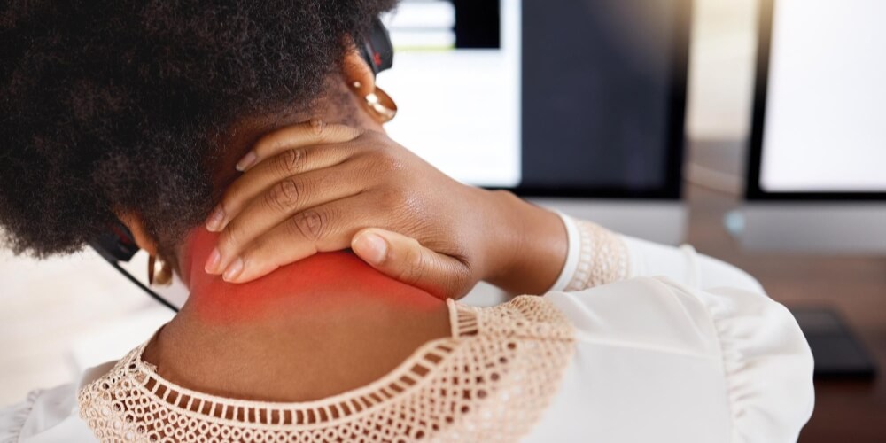 assis-au-bureau-tension-nuque
