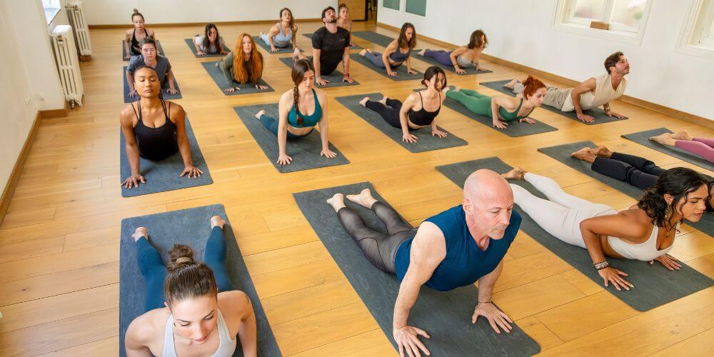 yoga-en-groupe-gym-douce-adaptee-pour-senior-avec-materiel-de-sport