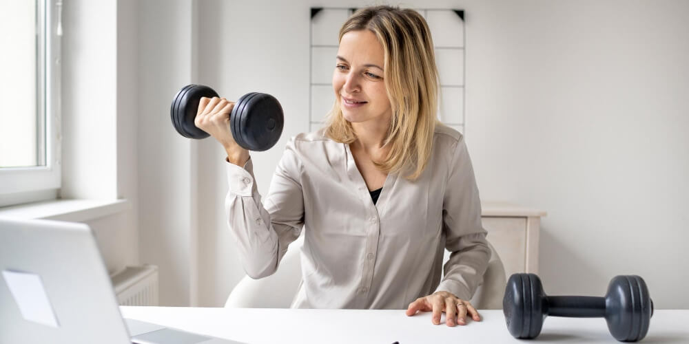 sedentaire-sport-assis-sur-chaise-au-bureau-gym-douce-et-appareil-adapté