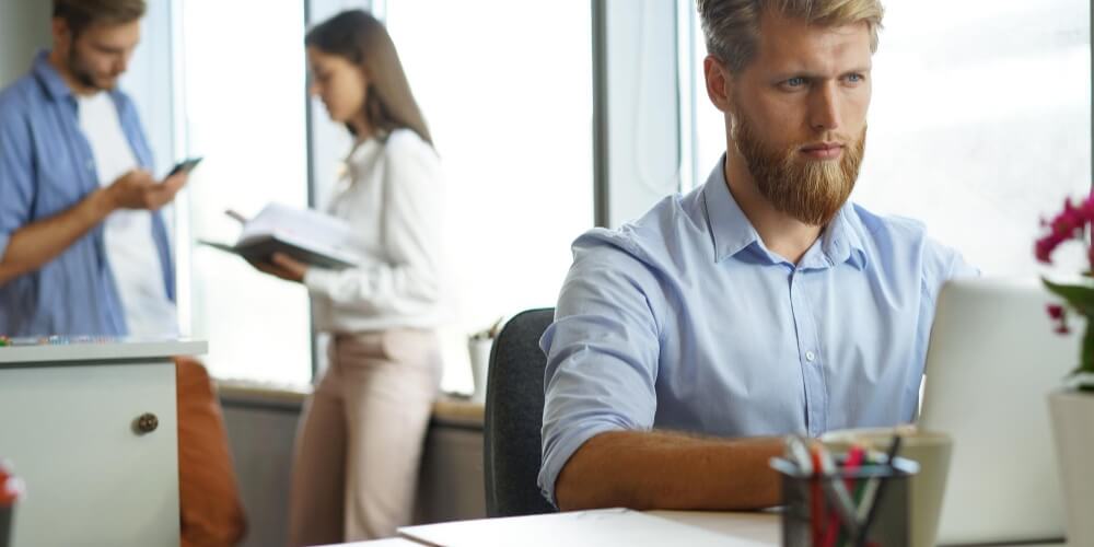 solution-pour-contrer-sédentarité-gym-douce-sur-chaise-et-matériel-sport